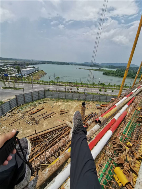 荔波县作业中发生设备损坏或人员意外，责任怎么划分？