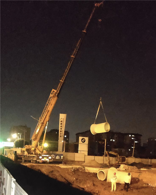 荔波县“弯臂矫正”—— 吊车的 “形变补偿” 技术